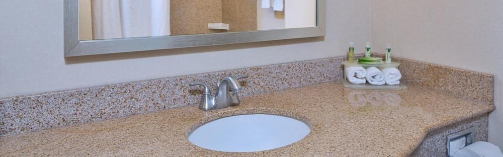 Holiday Inn Express Hotel & Suites Ottawa Airport By Ihg Esterno foto