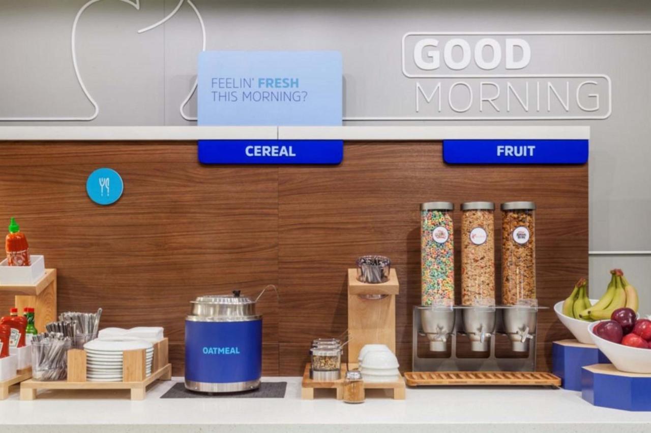 Holiday Inn Express Hotel & Suites Ottawa Airport By Ihg Esterno foto