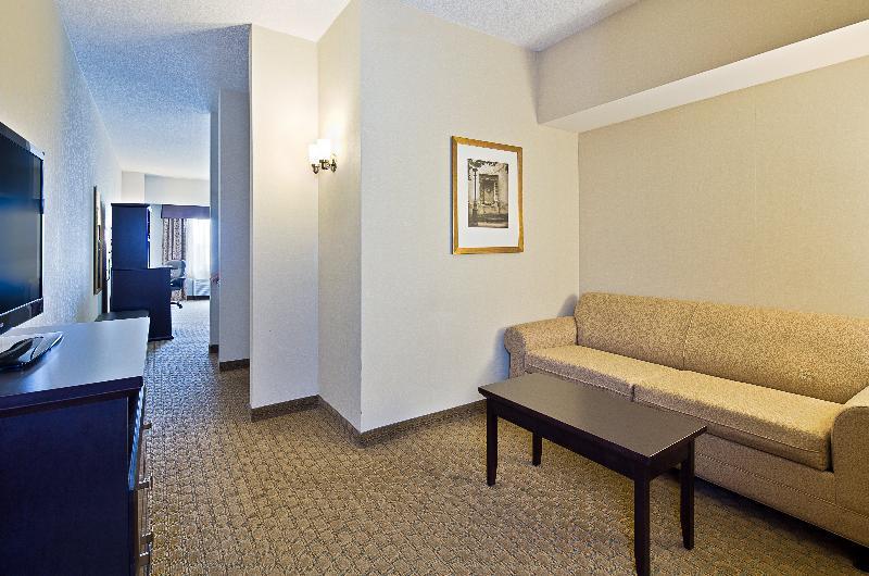 Holiday Inn Express Hotel & Suites Ottawa Airport By Ihg Esterno foto
