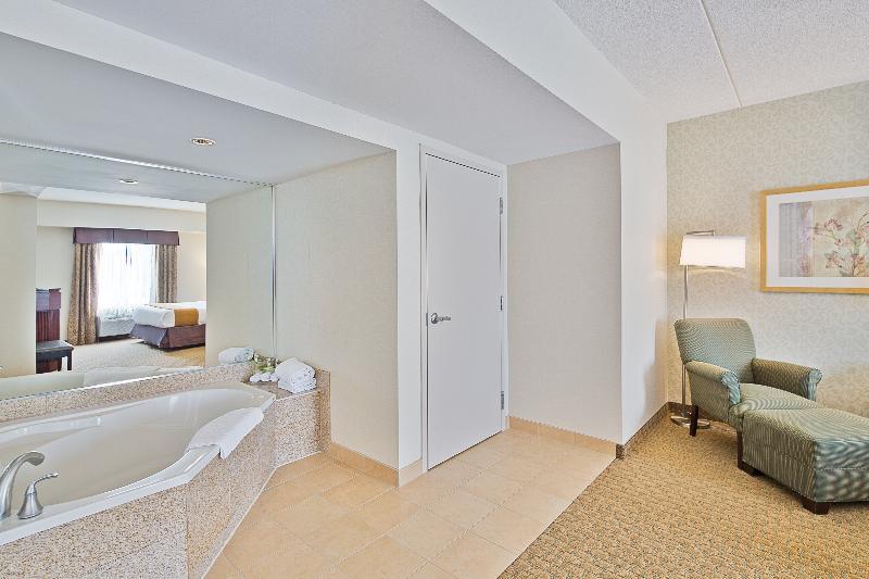 Holiday Inn Express Hotel & Suites Ottawa Airport By Ihg Esterno foto