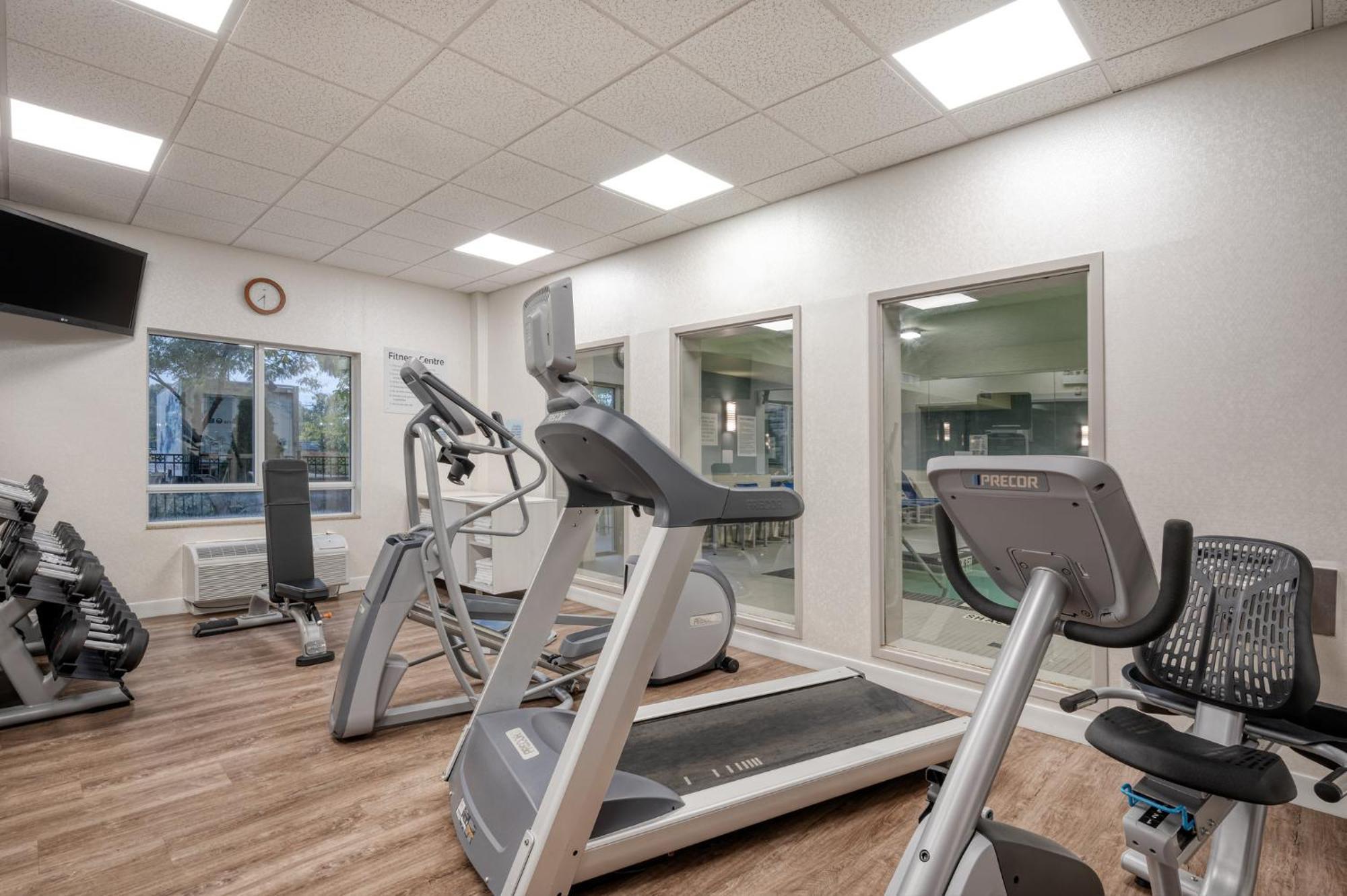 Holiday Inn Express Hotel & Suites Ottawa Airport By Ihg Esterno foto